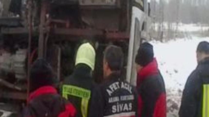 Sivas&rsquo;ta Yolcu Midib&uuml;s&uuml; Devrildi: 25 Yaralı
