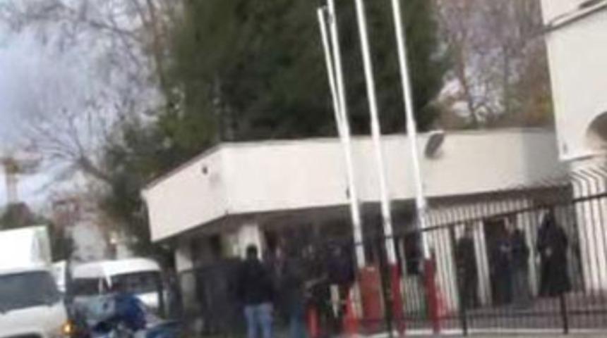 Emniyet &ouml;n&uuml;nde havaya ateş a&ccedil;tı