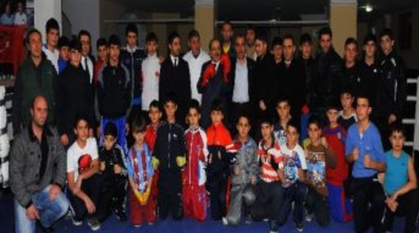 Başkan G&uuml;mr&uuml;k&ccedil;&uuml;oğlu Boks&ouml;rlerle Buluştu