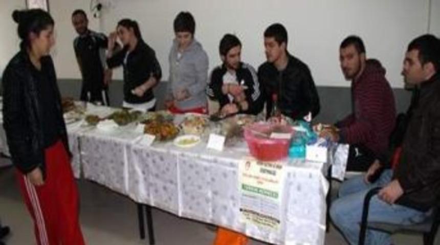 Yaptıkları Hamur İşini Satıp, K&ouml;y Okuluna Eşofman Aldılar