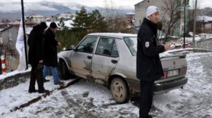 Kızını Okula G&ouml;t&uuml;rken Kaza Yaptı