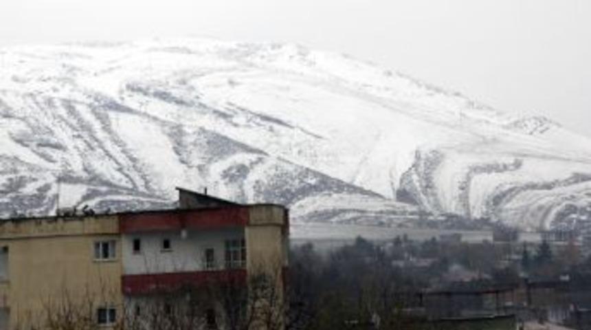 Silvan'da Yılın İlk Karı Yağdı, 16 K&ouml;y Yolu Ulaşıma Kapandı