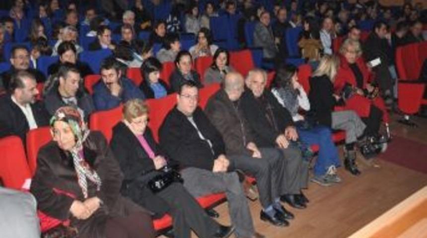 &ldquo;dinle K&uuml;&ccedil;&uuml;k Adam" Oyunu Sahnelendi