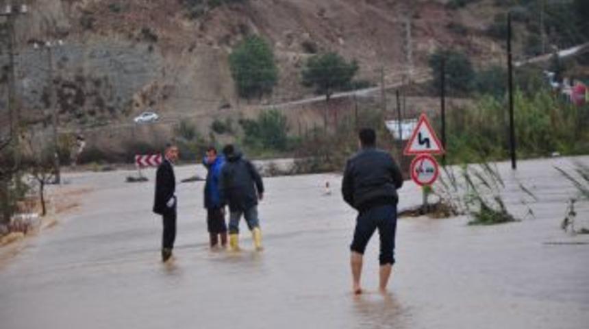 Alanya'da 20 K&ouml;y&uuml;n Ulaşımı Sağlayan K&ouml;pr&uuml; Sular Altında Kaldı