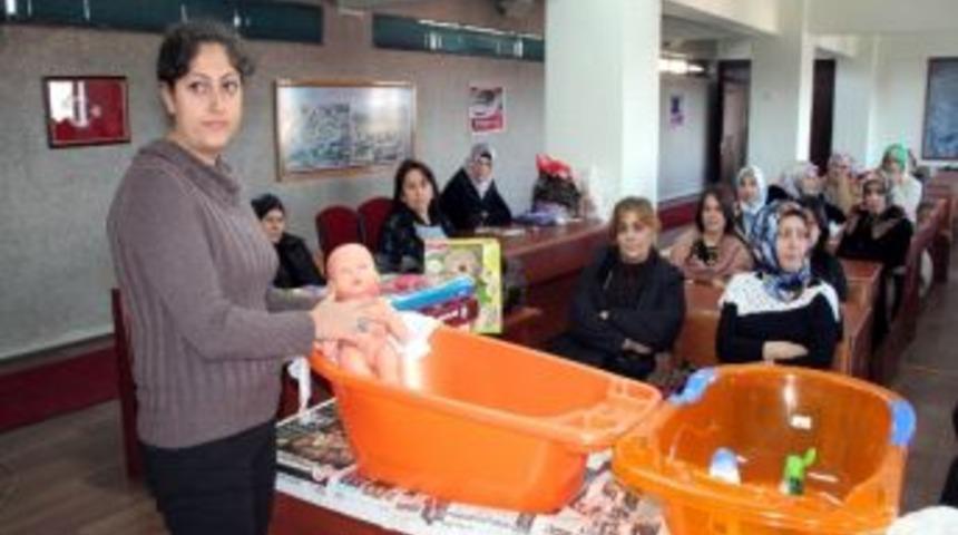 Erzincanlı Annelere Bebek Bakım Eğitimi