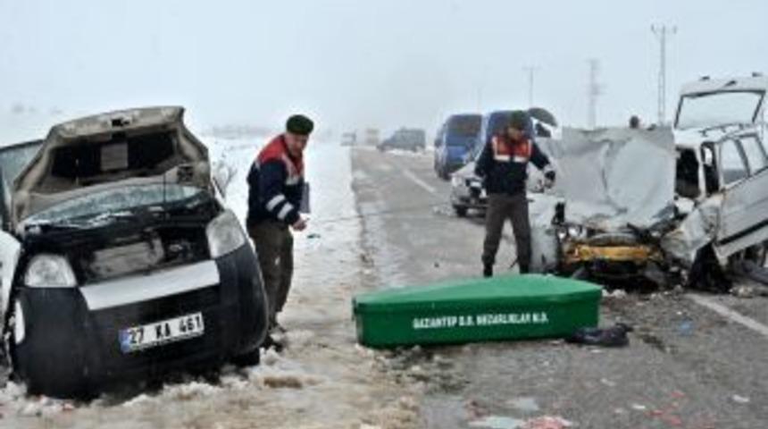 Gaziantep&rsquo;te Trafik Kazası: 1 &Ouml;l&uuml;, 4 Yaralı
