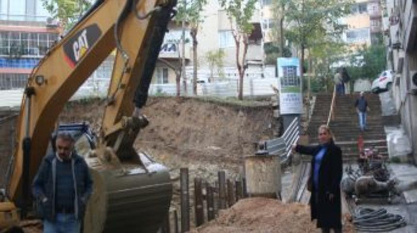 Temel Kazısında Toprak Kaydı, Yan Bina &Ccedil;atladı