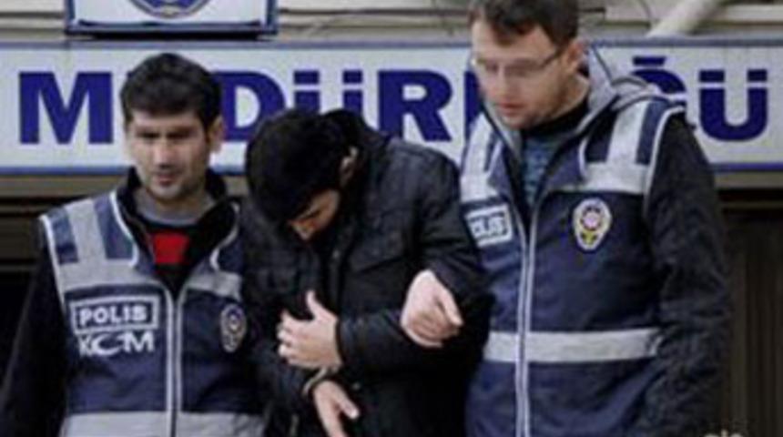 Satırdan ka&ccedil;ıp polise sığındı