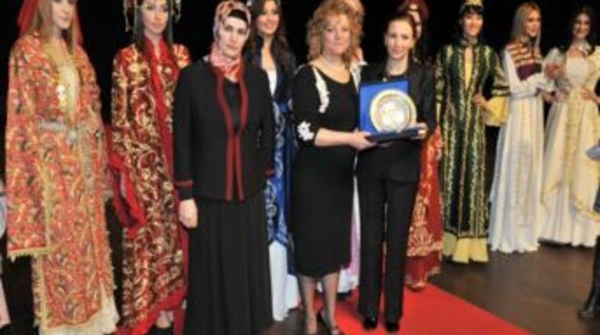 Uşak&rsquo;ta Osmanlı Kıyafetleri Defilesi D&uuml;zenlendi