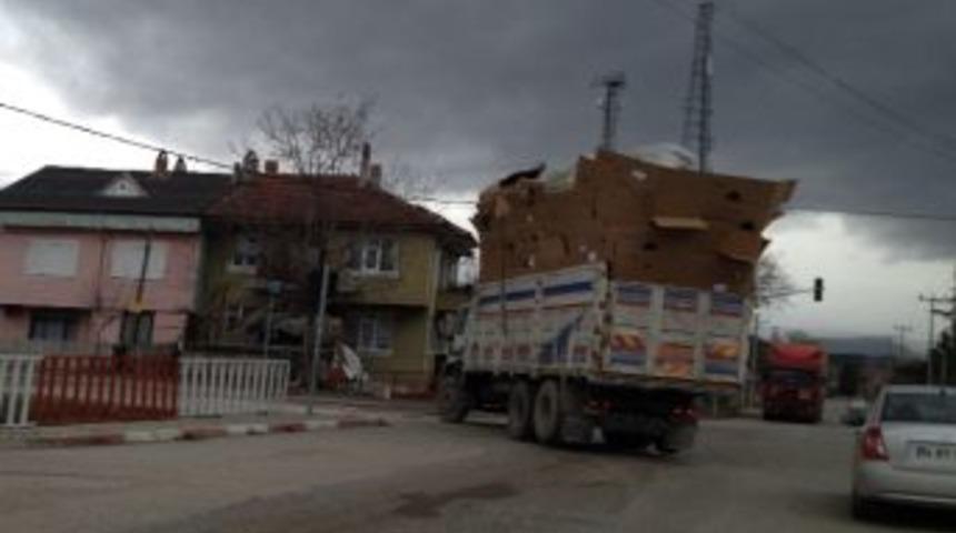 Kamyon S&uuml;r&uuml;c&uuml;s&uuml; Kazaya Davetiye &Ccedil;ıkarttı