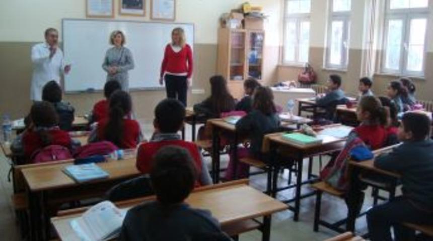 Simav'daki Ilkokullarda 'Vergi' Seminerleri Veriliyor
