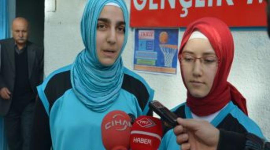 Baş&ouml;rt&uuml;l&uuml; &Ouml;ğrencilere Basketbol Turnuvasında Engel &Ccedil;ıkartıldı