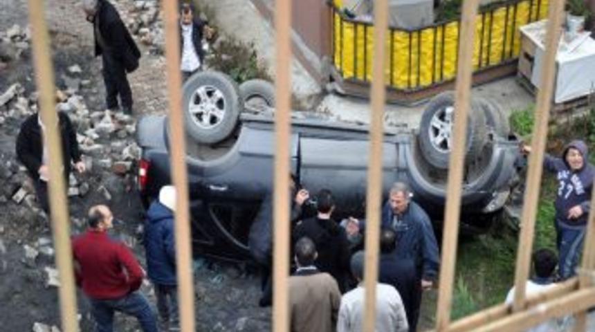 Site Bah&ccedil;esine U&ccedil;an Ara&ccedil;tan Burnu Bile Kanamadan &Ccedil;ıktı