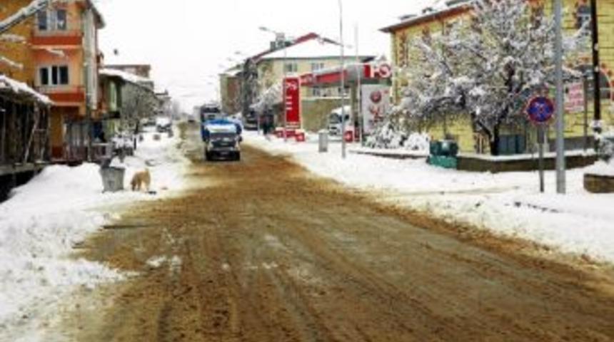 Tufanbeyli'de Kar Kalınlığı 30 Santime Ulaştı