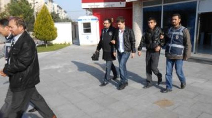 Sahte Asker&icirc; Kimlik Kartıyla Bankadan Kredi &Ccedil;ekerken Yakalandılar