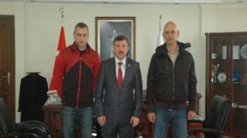 Triatlon Milli Takım Antren&ouml;r&uuml;, İzmir Gen&ccedil;lik Hizmetleri Ve Spor İl M&uuml;d&uuml;r&uuml; Metin Kaplanı Ziyaret Etti