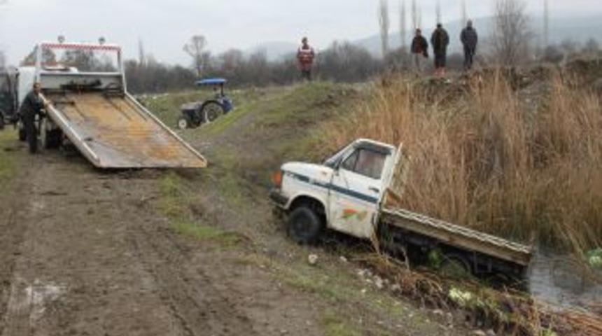 Lahana Y&uuml;kl&uuml; Kamyonet G&ouml;le U&ccedil;tu, 2 Kişi Boğularak &Ouml;ld&uuml;