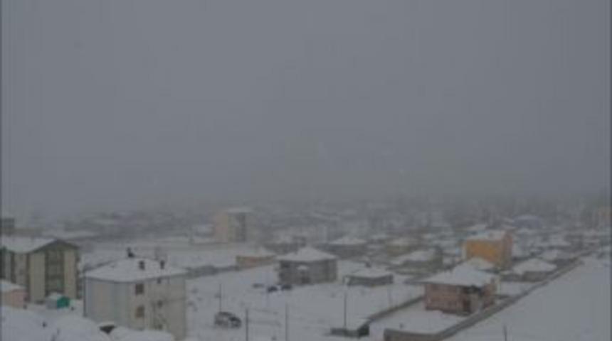 &Ccedil;aldıran'da Kar Yağışı Hayatı Olumsuz Etkiliyor