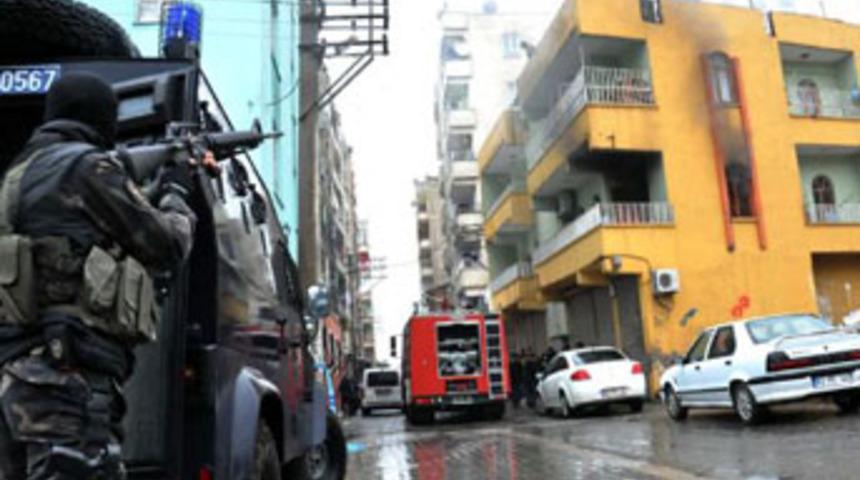 Ailesini rehin aldı