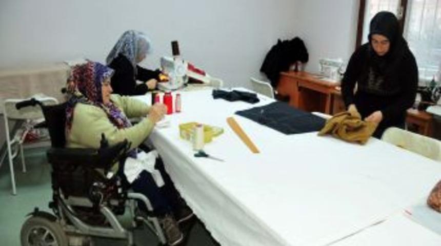 Engelli Anne, Kızına &Ccedil;eyiz Hazırlamak I&ccedil;in Iğne Oyası Kursuna Başladı
