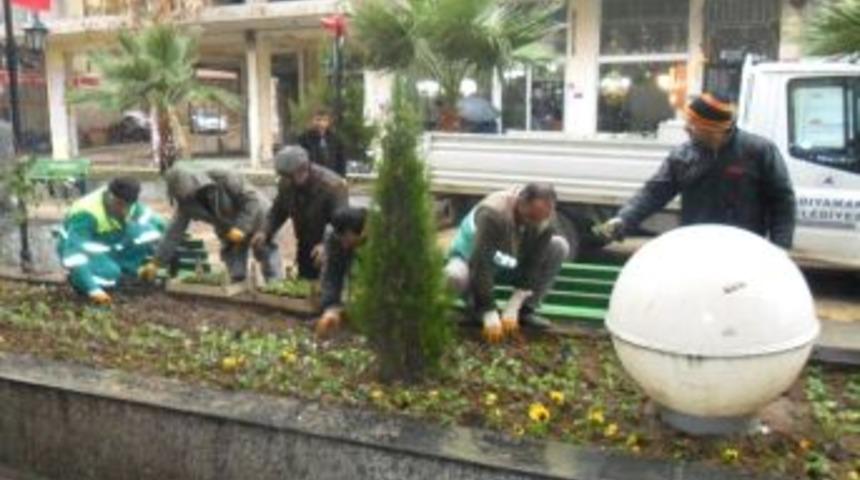 Kavşak Ve Ref&uuml;jler &Ccedil;i&ccedil;eklerle S&uuml;sleniyor