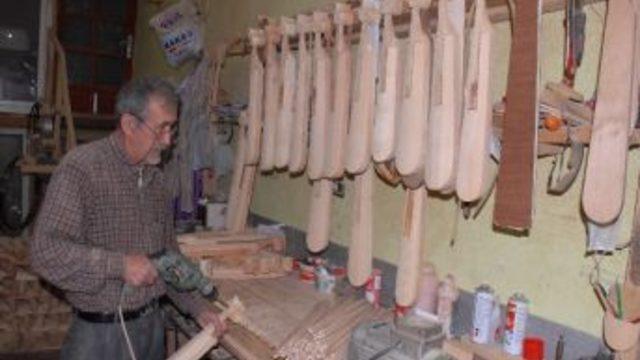 Turistlere Kemençe İmal Ediyor