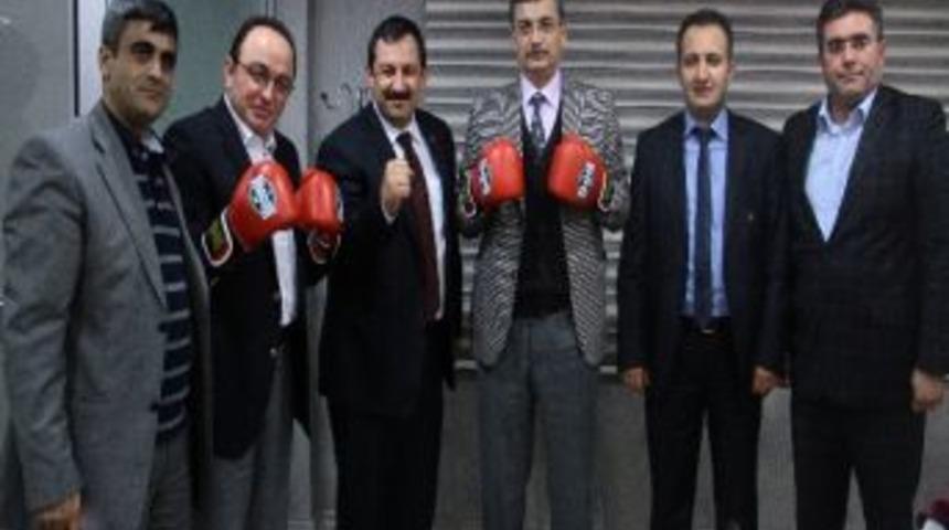 Vali Ve Emniyet M&uuml;d&uuml;r&uuml; Boks'a Heveslendi