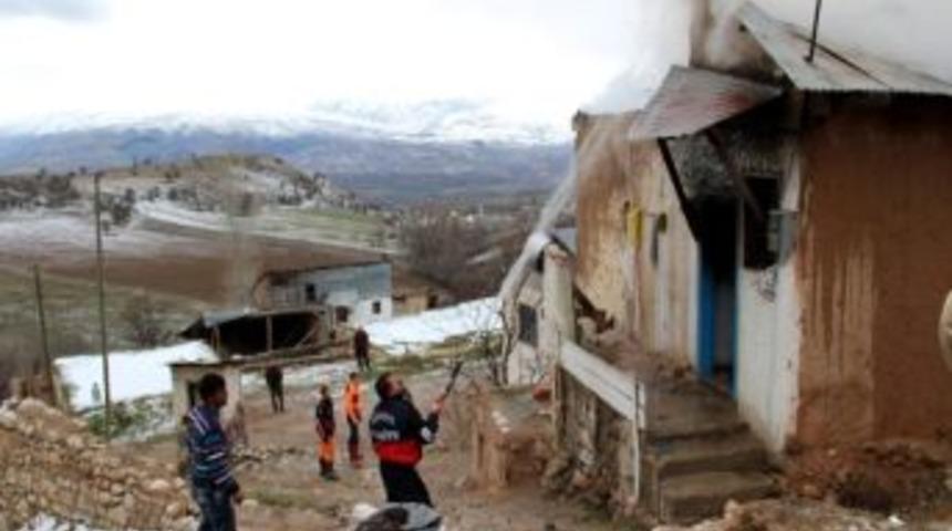 Yanan Ev Kullanılamaz Hale Geldi