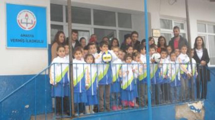 &Uuml;niversite &Ouml;ğrencilerinden, Ilkokul &Ouml;ğrencilerine Teşvik Hediyesi