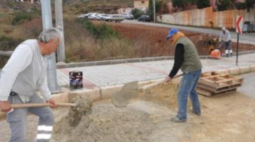G&uuml;zelbah&ccedil;e'de Yol &Ccedil;alışmaları Hızla Devam Ediyor