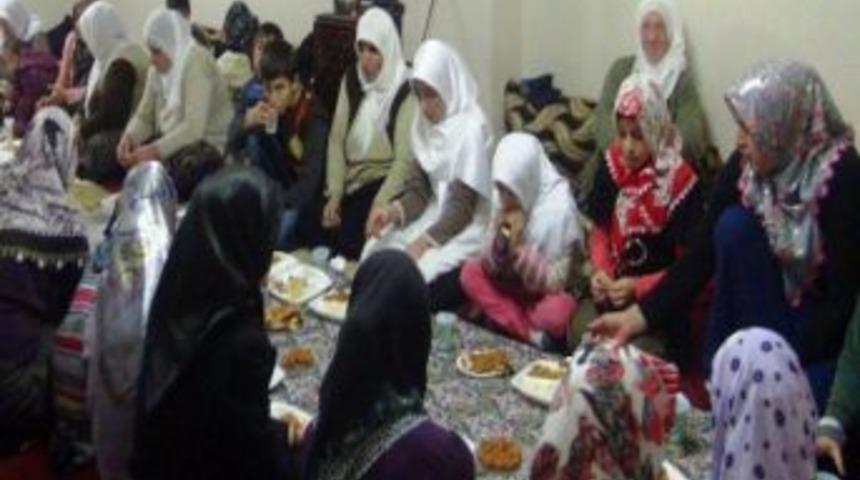 Umut-der Kadın Kolları Fakir Ailelerle Yemekte Buluştu