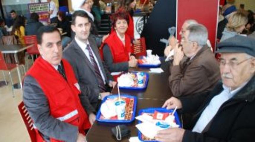 Huzurevi Sakinleri Burger King`de Buluştu