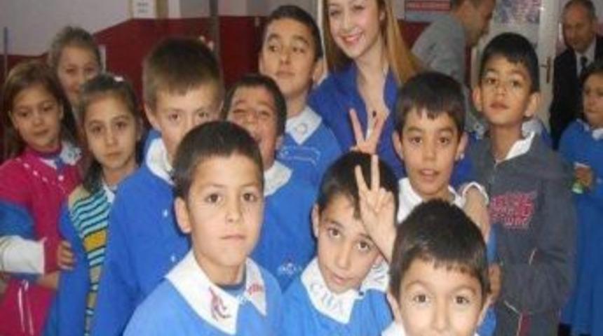 &Uuml;niversiteli &Ouml;ğğrencilerden İlk&ouml;ğretim Okuluna Destek