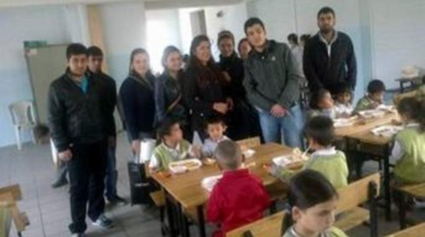 &Uuml;niversiteli Gen&ccedil;lerden Miniklere Ziyaret