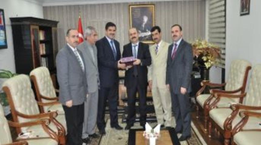 Siirt İhl Mezunları Derneği, Vali Ahmet Aydın'ı Makamında Ziyaret Etti