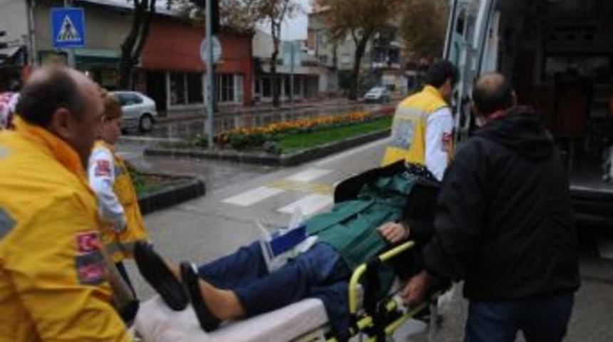 Adana&rsquo;da İş&ccedil;ileri Taşıyan Min&uuml;b&uuml;s Kaza Yaptı: 12 Yaralı