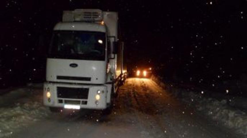 Elazığ'da S&uuml;r&uuml;c&uuml;ler Mahsur Kaldı