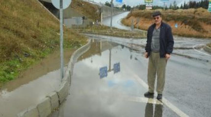 Yapıldığı G&uuml;nden Beri Tartışılan Kavşakta &Ccedil;atlak Oluştu