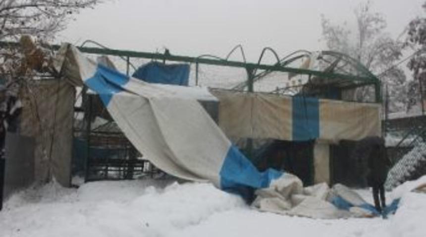 Tunceli&rsquo;de Yoğun Kar Yağışı Nedeniyle Bir Halı Saha &Ccedil;okt&uuml;