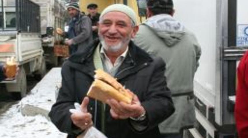 Erzincanlı Esnaf Ş&uuml;k&uuml;r Kurbanını Kavurma Yapıp Ekmek Arası Dağıttı