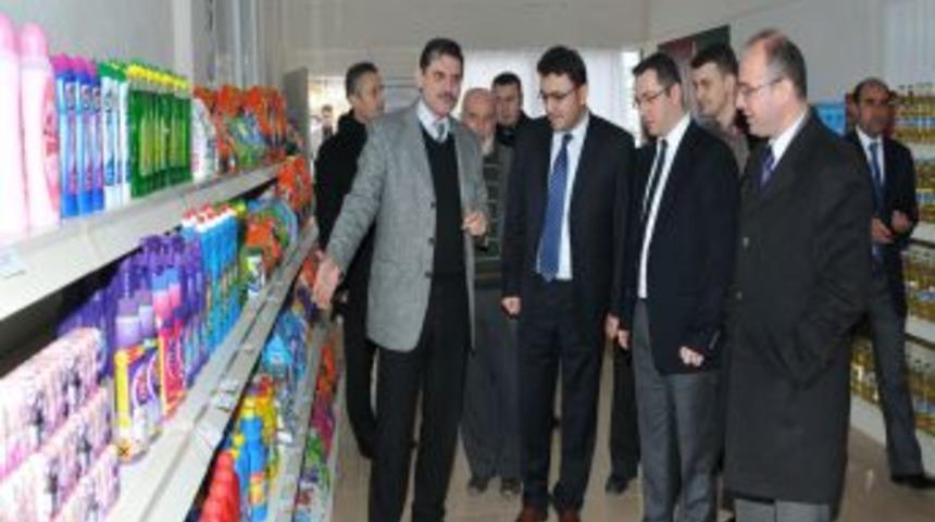 Merzifon Protokol&uuml; Şefkat &Ccedil;arşısı'nı Gezdi