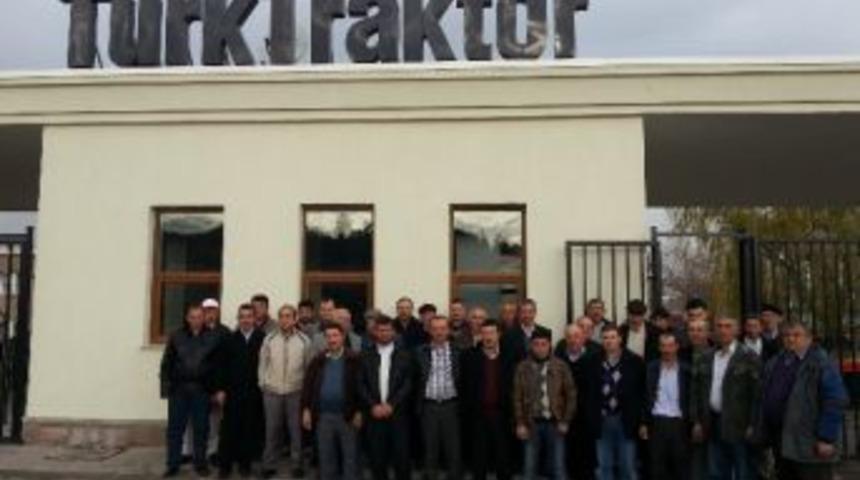 Geyveli &Ccedil;ift&ccedil;iler, T&uuml;rktrakt&ouml;r Fabrikasında