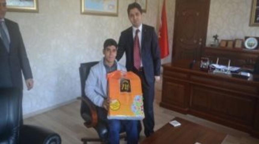 Sason Kaymakamı Engelli Gence Bilgisayar Hediye Etti