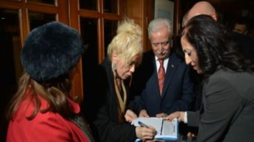 Adana Heykelini İstiyor