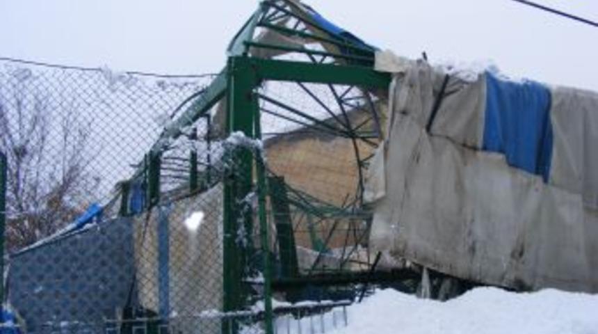 Kar Halı Sahanın &Ccedil;atısını &Ccedil;&ouml;kertti