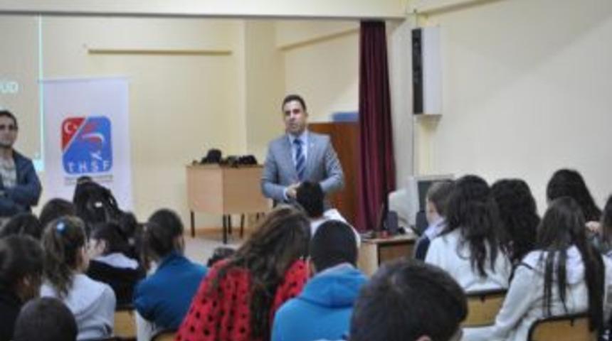 Liselilere Yama&ccedil; Paraş&uuml;t&uuml; Eğitimi Verildi