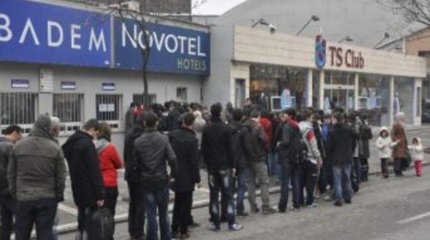 Trabzonspor Taraftarı Ma&ccedil; Biletlerine Akın Etti