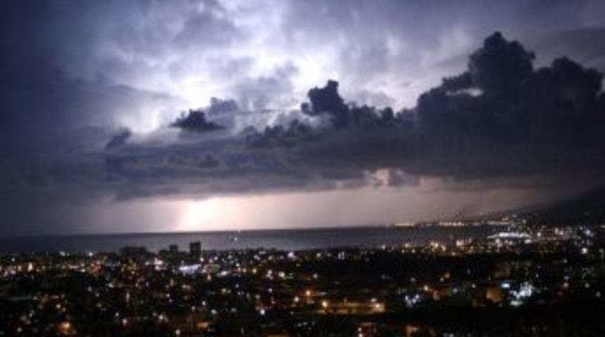 İskenderun K&ouml;rfezi&rsquo;nde Şimşeklerin Dansı