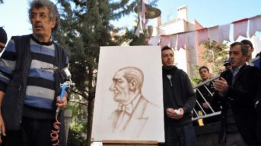 Ressam Hasan G&uuml;rpınar 2 Bu&ccedil;uk Dakikada Atat&uuml;rk Portresi &Ccedil;izdi