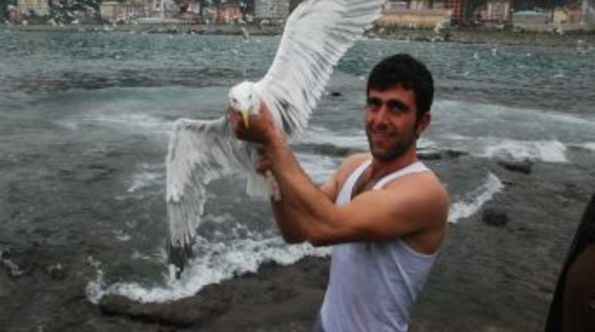 Soğuğa Aldırış Etmeden, Kanatlarına Ağ Dolanan Martıyı Kurtardı